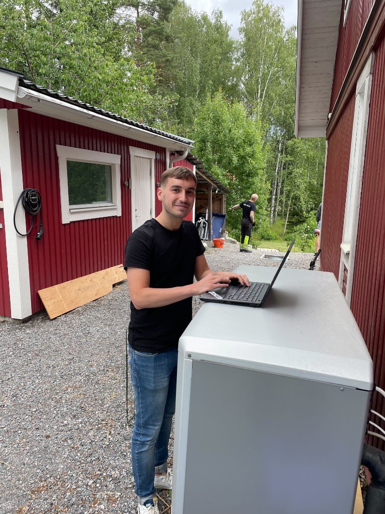 On-site commissioning of a distributed energy asset in the field